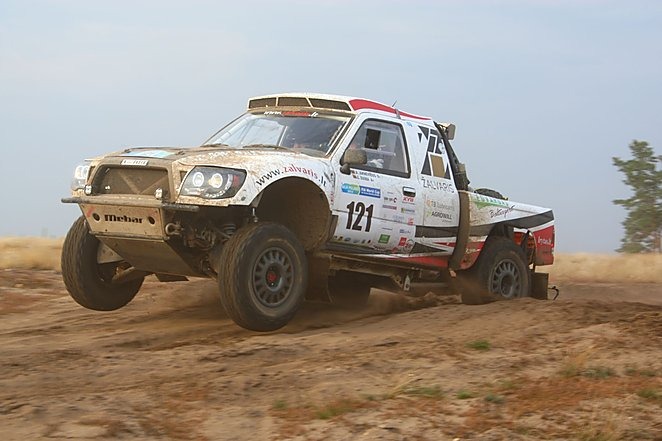 Į varžybas Dakaro ralio dalyviai Antanas Juknevičius ir Edvardas Duoba vyko laužyti automobilio