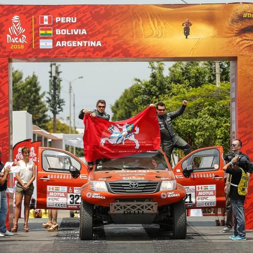 Nuo Dakaro starto podiumo A. Juknevičius sveikino ir lietuvius ir perujiečius