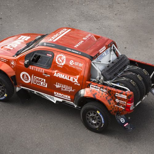 Į Dakarą išlydėtas unikalaus dizaino A. Juknevičiaus automobilis