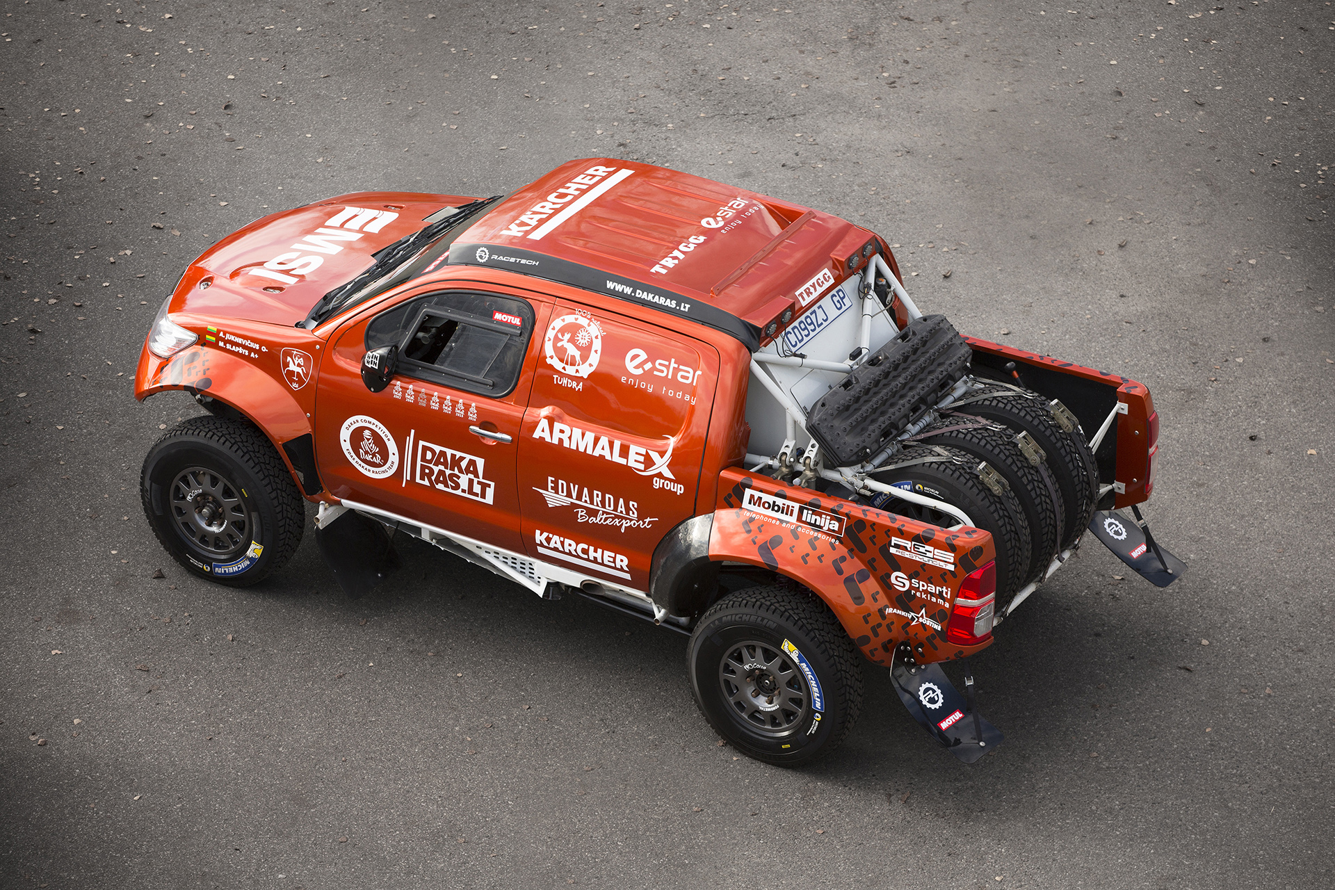 Į Dakarą išlydėtas unikalaus dizaino A. Juknevičiaus automobilis