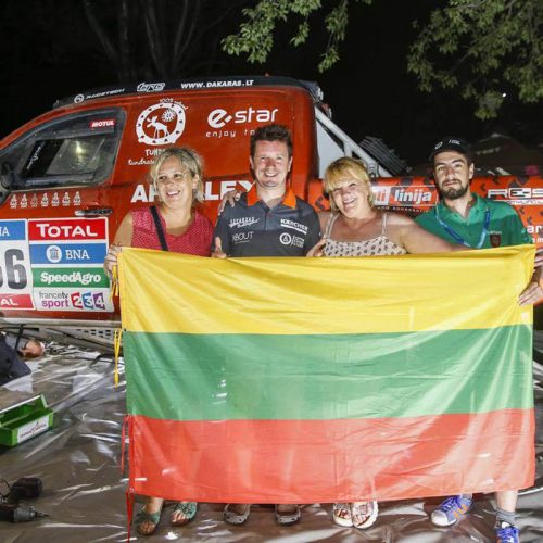 Prieš Dakaro finišą – Argentinos lietuvių dovanos ir linkėjimai A. Juknevičiui