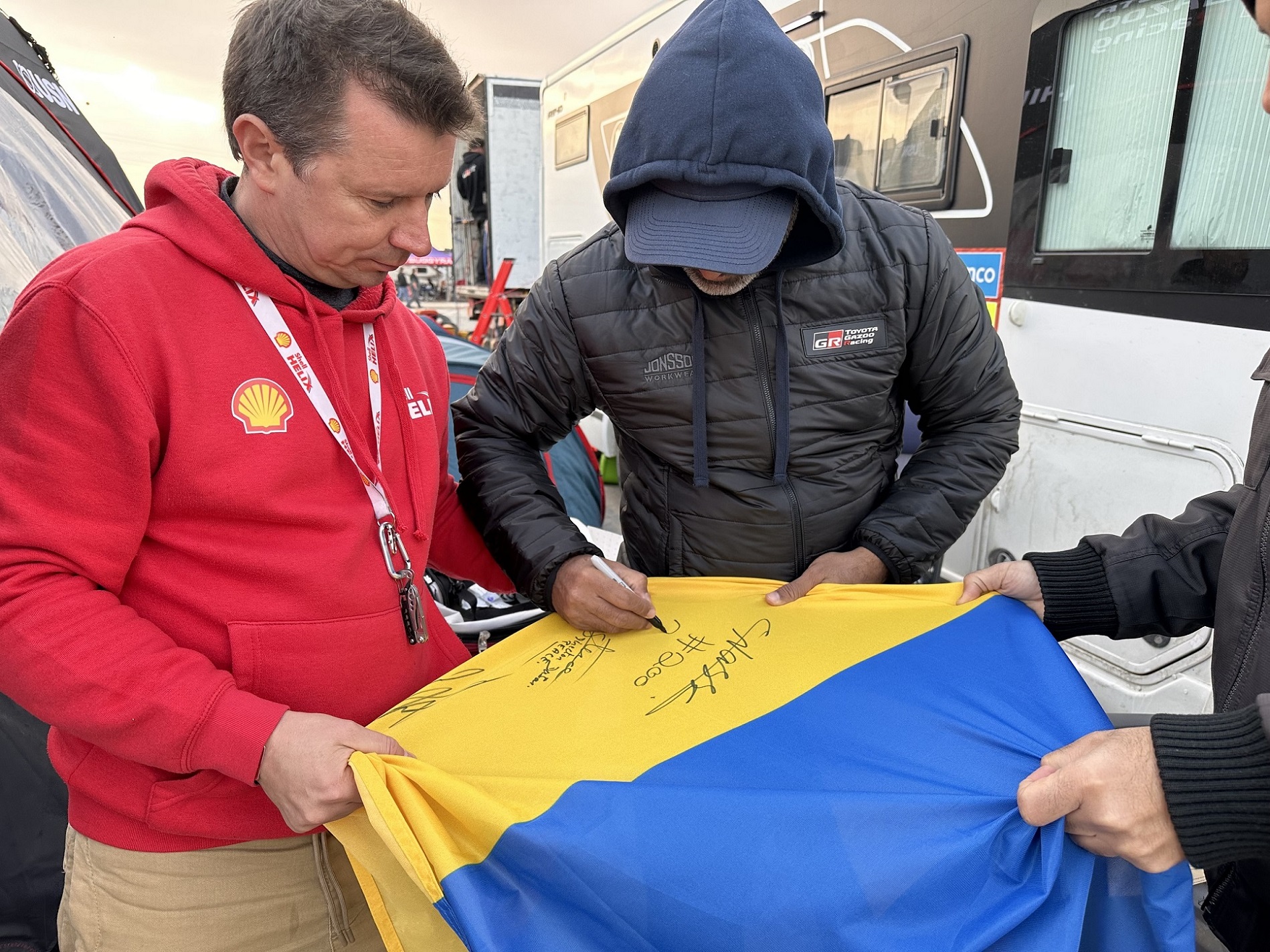 Antanas Juknevičius laisvadienį Dakare susitiko su Nasser‘u Al-Attiyah: jo palaikymo autografas keliauja ne tik Lietuvai, bet ir Ukrainai